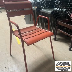 Lot de 22 fauteuils oranges style FERMOB avec accoudoirs