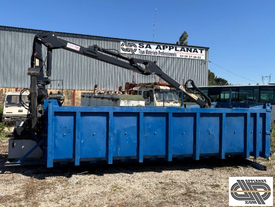 Vue latérale d'une benne ampliroll avec grue – un ensemble d'occasion pour le chargement et la manutention de matériaux en vrac