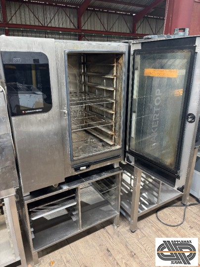 Vue intérieure d'un four professionnel d'occasion récent Convotherm Maxx Pro C4 eT 10.10 ES d’occasion, à 8 niveaux 400x600 mm sur son support inox. F