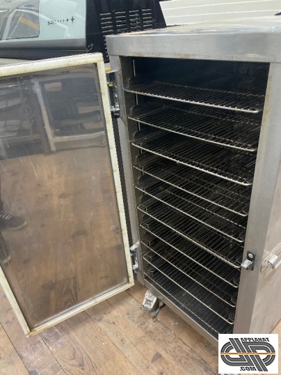 Etuve traiteur ou armoire chauffante Delrue CT10V à 10 niveaux format pâtissier . Les étages intérieurs sont avec des grilles amovibles format pâtissi