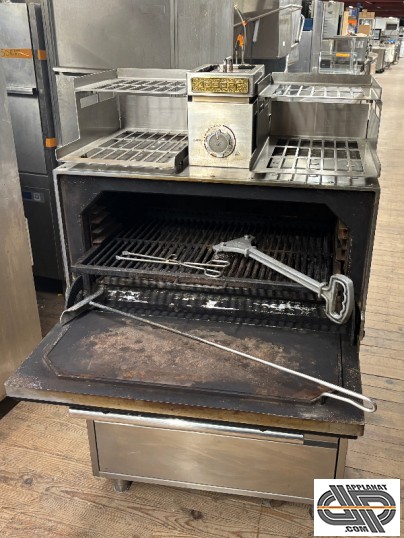 Chambre de cuisson ouverte du four Josper HJX-45 PRO avec grande grille de cuisson, adaptée pour 120 couverts avec ces accessoires