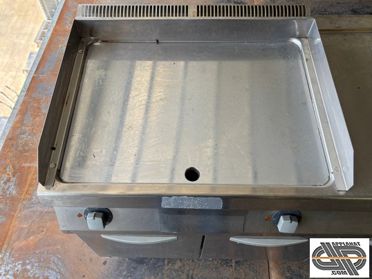 Plancha chrome électrique Zanussi EVO700  professionnelle d’occasion surface de cuisson lisse avec pare-éclaboussures et évacuation centrale