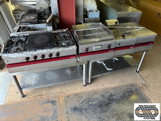 Ligne cuisson pour cuisine de restaurant d'occasion de marque Ambassade de cuisson avec 4 feux , plaque coupe de feu , gril et friteuse