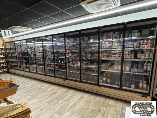 Vitrine murale de supermarché 12 portes avec habillage style bois et intrieur noir constitué de 3 modules  Epta par Bonnet Neve , modèle TANGO BIO 250