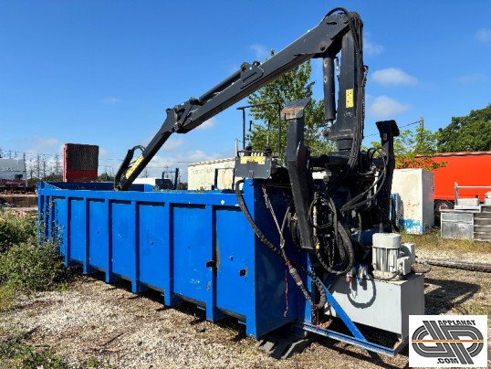 vue où on voit le groupe hydraulique et du bras de grue à l’arrière de la benne , motorisation autonome pour une utilisation sur site